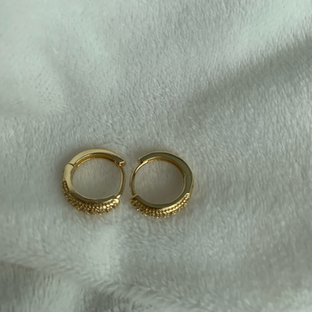 FASHION Beautiful gold huggy bling earrings - Picture 5 of 8